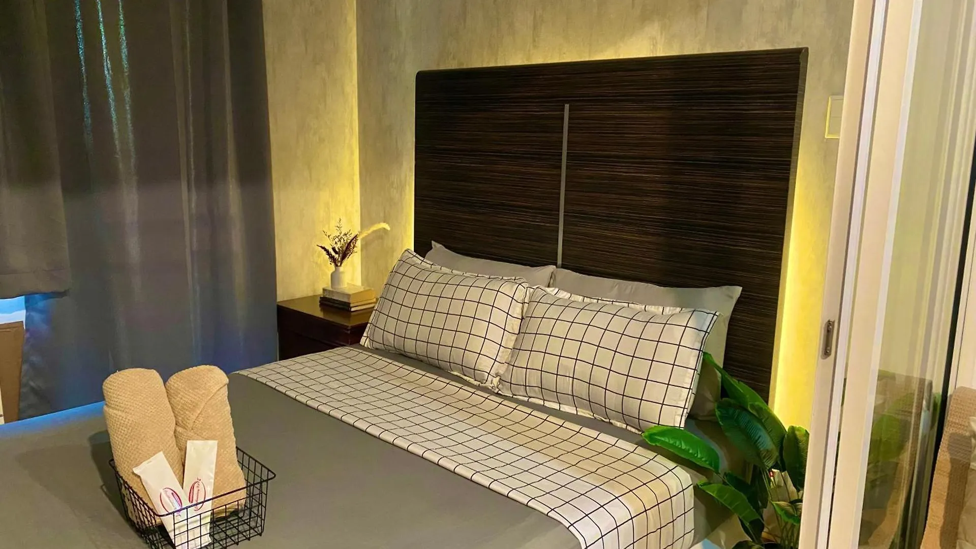 Azure Staycation At The Hows Manila 0*,